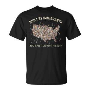 Camiseta política construida por inmigrantes: No se puede deportar la historia - Product Image 1