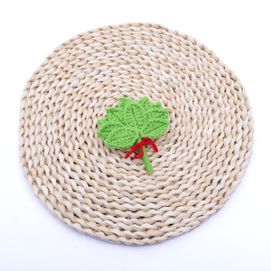 Colgante de hoja de pomelo tejido a mano, un sencillo artículo de hilo de ganchillo, un regalo para amigos o mejores amigos para alejar la mala suerte. - Product Image 3