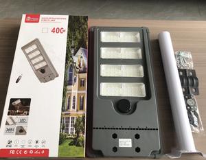 Lampe solaire industrielle pour éclairage public 400W 500W 600W 700W avec capteur, télécommande, étanche, alimentée par LED, pour extérieur - Product Image 1