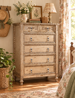 Commode vintage américaine à 6 tiroirs, finition beige, pilastres cannelés, moulures festonnées, poignées en forme de larme