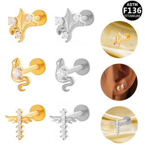 Clous d'oreilles en titane F136, design ailes, sertissage à griffes, boucles d'oreilles en cristal pour piercing au cartilage ou au lèvre, bijoux unisexes, cadeau - Product Image 1
