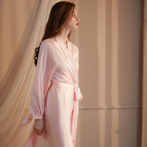 Robe de chambre longue en satin rouge pour mariée et demoiselles d'honneur, col en V sexy, taille élastique, respirante, en soie glacée, idéale pour l'été - Product Image 3