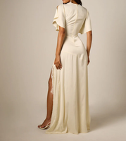 Robe longue de soirée romantique et minimaliste en satin à col bénitier, manches courtes évasées, fente latérale en dentelle, longueur ras du sol pour femme