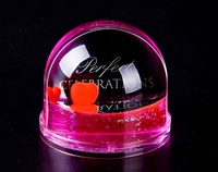 DIY Bingkai Foto Akrilik Desain Kustom Ramah Lingkungan 80x70mm Bentuk Kubah Dekorasi Rumah Hadiah Meja Glitter Mengkilap Sisipan Foto Snowglobe