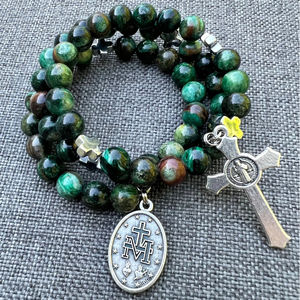 Bracelet <span class=keywords><strong>de</strong></span> prière en fil <span class=keywords><strong>de</strong></span> mémoire en acier inoxydable personnalisé avec pierre précieuse émeraude et pendentif crucifix Saint-Benoît - Product Image 3