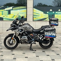 GS1200 avec phares à détection automatique LED, visibilité nocturne supérieure, moteur essence Boxer Twin de 1170 cm³, plusieurs modes de conduite