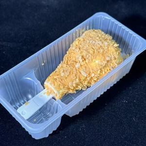 Crème glacée premium en forme de cuisse de poulet avec enrobage croustillant aux céréales, saveur lait - Product Image 2
