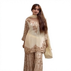 นำเสนอคอลเลคชั่นใหม่ ชุดเซ็ตเสื้อ-กระโปรงผ้าจอร์เจตต์ลายปักประดับเลื่อมสำหรับงานปาร์ตี้ พร้อมผ้าคลุมไหล่แบบกลับด้านได้ - Product Image 1