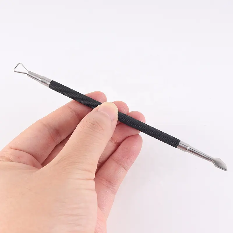 Empujador de uñas de manicura de acero inoxidable, muestra gratis, removedor de callos de Metal de cutícula triangular con superficie de lijado negro