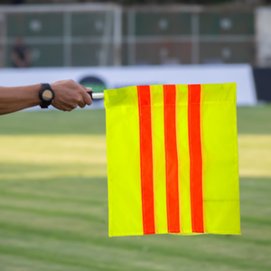 Drapeaux d'arbitre télescopiques pivotants de qualité supérieure pour équipement de terrain de football - Product Image 6