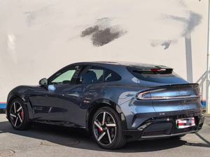 Xiaomi Yu7 2025 Version <span class=keywords><strong>Max</strong></span> 4x4 Peinture d'origine 7200 km Voiture électrique d'occasion Gris Cambrian avec kit sport en fibre de carbone Étriers <span class=keywords><strong>Brembo</strong></span> - Product Image 5