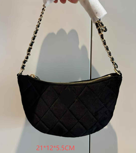 Bolsa de maquillaje de terciopelo en forma de media luna para mujer, de marca de lujo, tela de terciopelo negro con cadena dorada, artículo de regalo. - Product Image 2