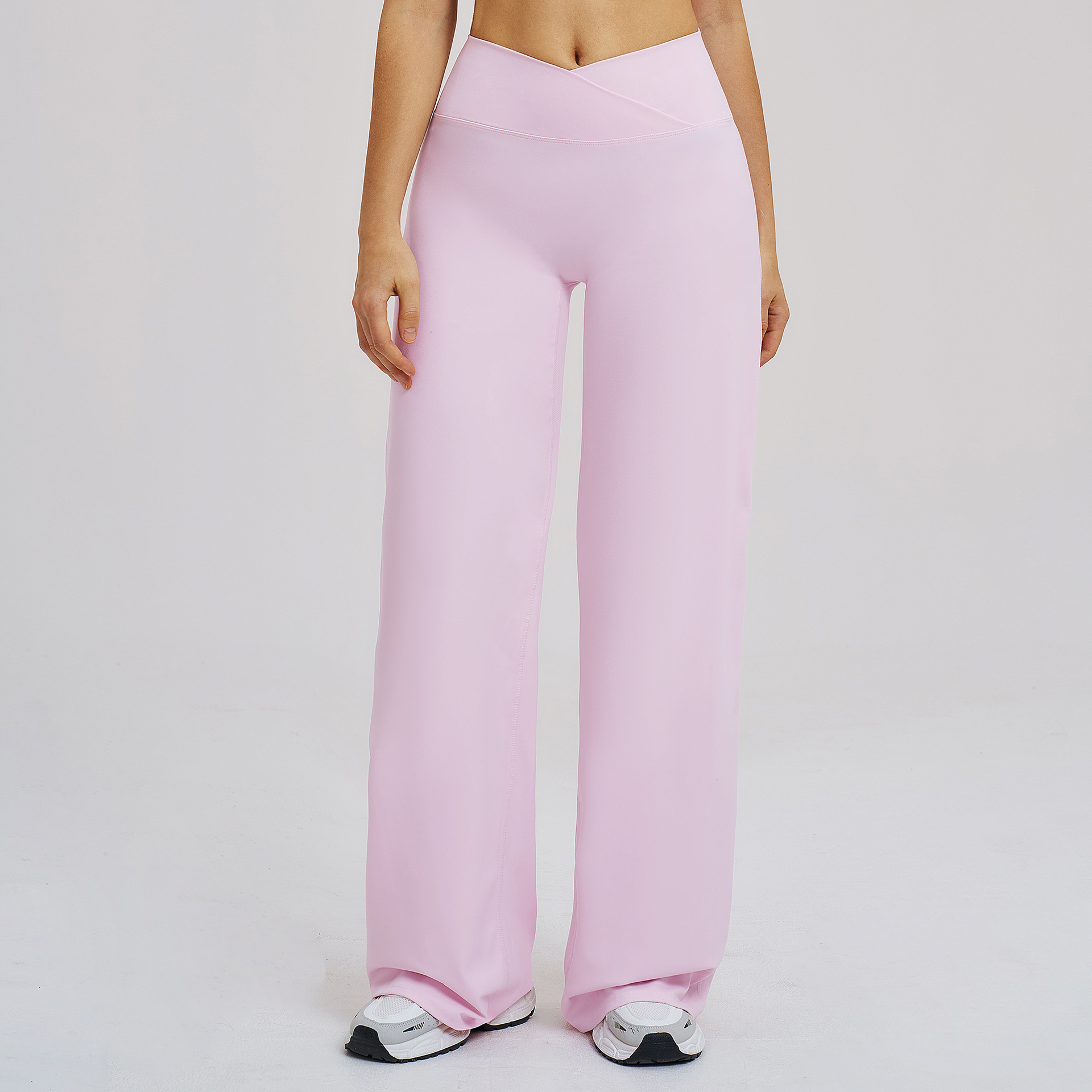 Pantalones de pernera ancha color cereza en polvo.