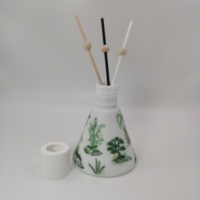 Diffuseur de luxe 100 ml en verre du Zhejiang avec bâtonnets en rotin naturel, logo personnalisé sérigraphié par transfert thermique, bouchon en liège ambré et cône inversé