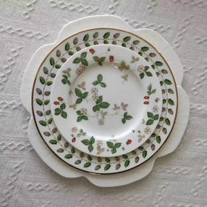 Rosa Blumen geprägte Keramik Ladegerät Spitze Rand Porzellan Teller Teller Wieder verwendbares Geschirr Set für Partys - Product Image 2