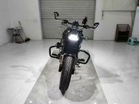 Moto de rue QJMOTOR Flash 600 V4 à essence, 600 cm³, quatre cylindres, 6 vitesses, vitesse maximale de 200 km/h