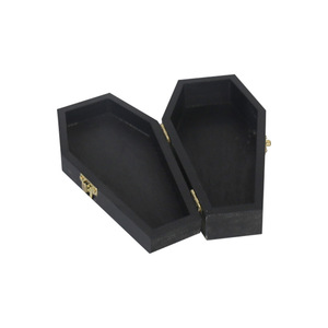 Caja de Almacenamiento de Madera con Forma de Ataúd Negra de 15.5 cm, Joyero con Cerradura para Uso en el Hogar o Escritorio - Product Image 3