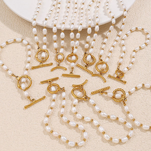 Ensemble collier et bracelet en perles d'eau douce, plaqué or 18 carats, acier inoxydable, bijoux de fête pour femmes, design irrégulier - Product Image 1