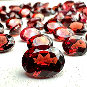 Garnet Rojo Natural AAA+ de Formas Mixtas, 4mm-10mm, Certificado por Terceros, Efecto de Juego de Color, Sin Tratamientos, Joyería FF Jewellers - Product Image 1