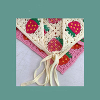 Écharpe pour bébé en acrylique de style pastoral français, tricotée à la main avec des motifs d'animaux, de fraises, de fleurs et de feuilles