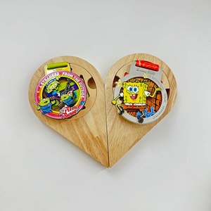 Soporte de exhibición de medallas de madera de pino de alta calidad, diseño de gotas de agua, para colección DIY, combinación personalizada, colgador de medallas MOODEN, venta al por mayor - Product Image 6