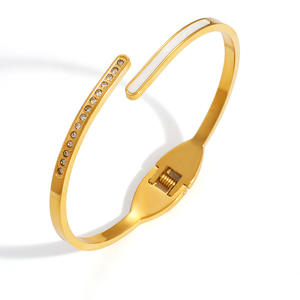 मोटे तौर पर थोक सुरुचिपूर्ण वाटरप्रूफ हीरे ब्रैसलेट 18k सोना प्लेटेड स्टेनलेस स्टील ज्यामितीय बंगल फैशन गहने - Product Image 6