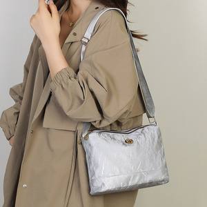 Sac à bandoulière seau pour femme en nylon argenté résistant à l'eau avec fermeture éclair, grande capacité, pour usage quotidien décontracté - Product Image 5