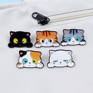 Animaux mignons noir blanc couleur créateur de mode Anime émail dessin animé chat broche broches revers broches Badges pour femmes enfants - Product Image 5