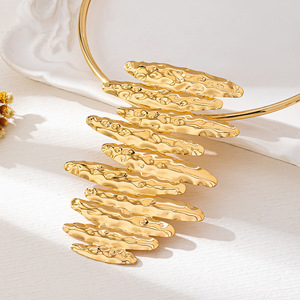 Collar de Moda con Colgante Irregular Plisado, Exagerado y Único para Mujer, con Personalidad Irregular y Arrugada - Product Image 3