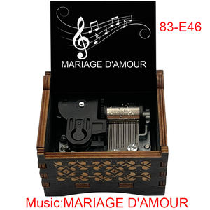 Boîte à <span class=keywords><strong>musique</strong></span> vintage artisanale créative mini carrée MARIAGE D'AMOUR en bois sculpté à manivelle pour la décoration intérieure - Product Image 2