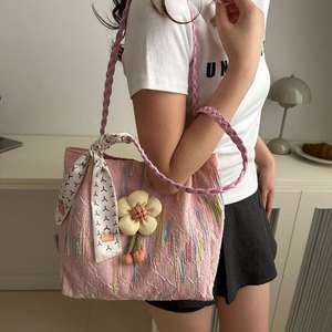 Sac de grande capacité brodé de graffiti avec décorations de jouets 3D pour femmes - Product Image 3