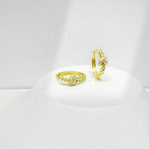 Vente en gros de boucles d'oreilles créoles simples en argent sterling 925 et plaqué or 14K 18K, style géométrique coréen, tendance, pour l'été, à prix abordable. - Product Image 3