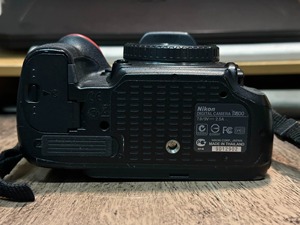 กล้อง DSLR มือสอง บันทึกวิดีโอ Full HD หน้าจอ >3 นิ้ว เซ็นเซอร์ CMOS 24MP ISO 100-6400 แบตเตอรี่ลิเธียม ช่องใส่การ์ด SD ราคาประหยัด - Product Image 5