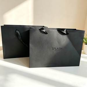 Bolsa de Papel para Compras Horizontal Negra Mate de Boutique, con Logotipo UV Personalizado, Cinta de Seda Negra, Asa de Transporte, Bolsa de Embalaje de Regalo de Lujo, 100 Unidades - Product Image 6