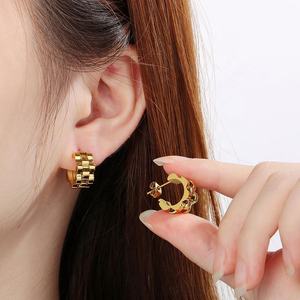 Boucles d'oreilles créatives vintage en forme de C plaquées or 18 carats en acier inoxydable de haute qualité, design de niche, cadeau de sangle - Product Image 3