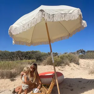 Vente en gros Logo personnalisé Heavy Duty Grand Poteau en bois pour l'extérieur Boho Macramé blanc Bali Parasol de plage avec frange pompon Parasol