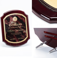 Trophée de luxe en bois gravé effet vieilli avec impression typographique, personnalisable, en forme de bouclier, avec boîte en bois portable, pour la maison