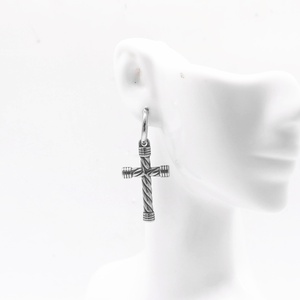 Pendientes de aro Huggie personalizados para hombre, de acero inoxidable 316L, dorados, hipoalergénicos, con dije de cruz de cuerda trenzada, estilo vintage punk, para regalo - Product Image 4