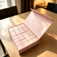 Boîte cadeau calendrier de l'avent rose magnétique rigide écologique haut de gamme avec 24 compartiments numérotés style tiroir et logo en feuille d'or |