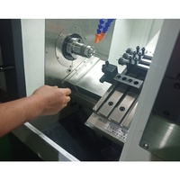 Fabricante CE certificado Metal aluminio corte 3 leva mandril hidráulico cama inclinada con transportador de viruta Cnc torno máquina