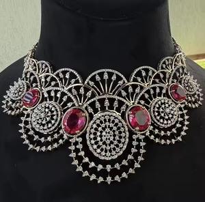 Conjunto de collar de diamantes de lujo en oro de 14K y 18K con diseño de Gargantilla y pendientes a juego - Product Image 1