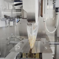 Machine d'emballage verticale automatique avec élévateur de bols pour bandes de méduse dans des sachets transparents à scellage arrière