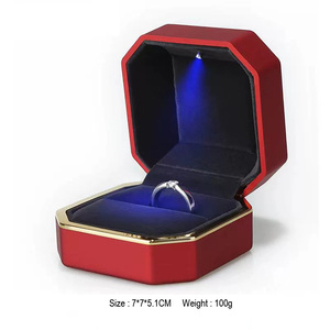 Caja de Joyería Roja Octogonal EVERWIN con Detalles en Dorado y Luz LED para Anillos, Diseño Elegante y Sólido para el Día de San Valentín, Caja de Joyería Premium - Product Image 3
