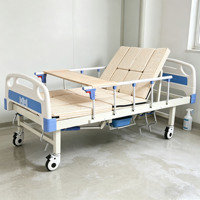 Lit médical manuel semi-courbé pliable avec barre latérale, levage indépendant des pieds et du dossier, et poteau d'infusion, pour centre de réadaptation des personnes handicapées