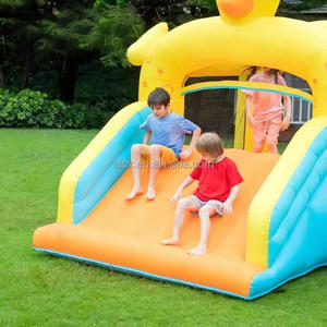 Şişme kaleler, kabarık evler, ördek şeklinde kabarık büyük slaytlar ve çocuk şişme bouncy kaleler keyfini çıkarın