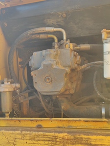 รถขุดมือสองขนาดกลาง ยี่ห้อ Komatsu รุ่น PC200-7 น้ำหนัก 20 ตัน เครื่องยนต์ Cummins พร้อมเกียร์ ปั๊ม และมอเตอร์ ขายดีจากจีน - Product Image 5