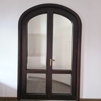 Puerta delantera arqueada minimalista de madera y aluminio vintage con ventanas blancas delgadas para uso en baños exteriores y exteriores