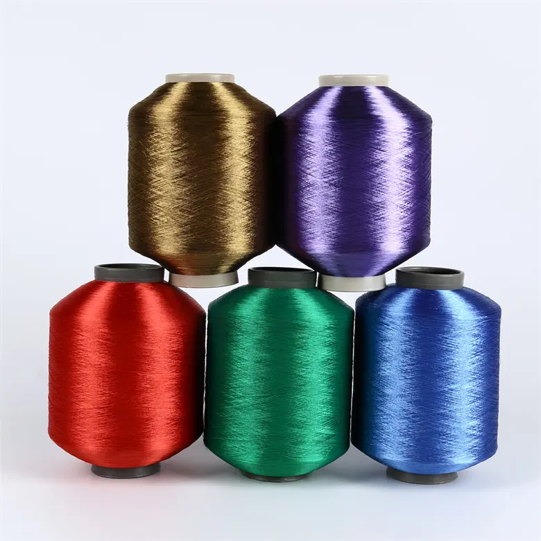 Couleurs teintes primaires brillantes Dope fil de polyester torsadé 7275 fils de fil de couleur polyester dty pour étiquette de tissage