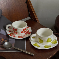 Tasse et soucoupe en céramique style peinture à l'huile vintage, motif pastoral de fruits (tomate et poire)