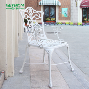 Insieme della mobilia del tavolo e delle sedie del ristorante all'aperto fatto a mano di progettazione europea - Product Image 3